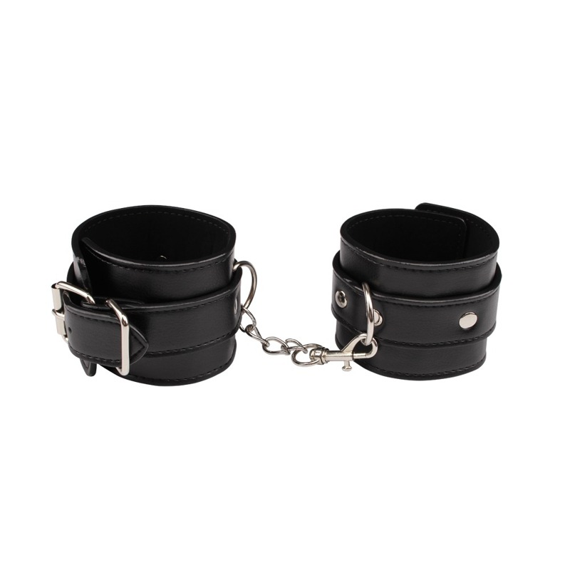 Оковы Chisa Behave! Luxury Fetish с металлической фурнитурой, черные