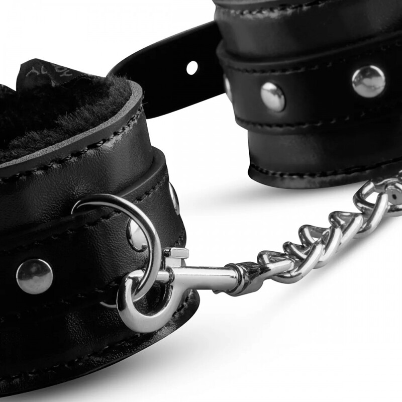Поножи с мехом внутри DS Fetish Whipped с цепочкой, черные