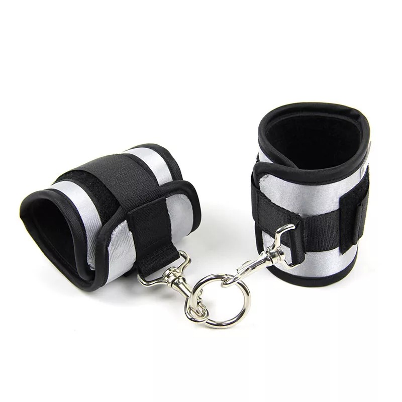 Набор из кляпа с красным шариком и наручников Roоmfun Ball Gag and Wrist Restraint Set, черный