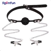 Кляп-шарик с отверстиями Roomfun и зажимами для сосков, черный