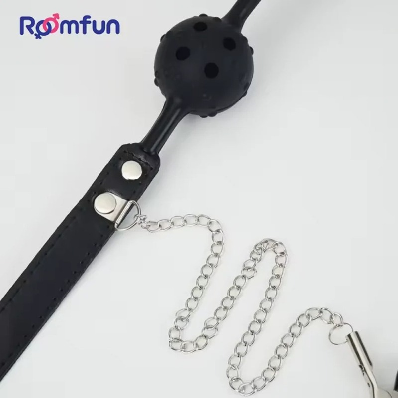 Кляп-шарик с отверстиями Roomfun и зажимами для сосков, черный