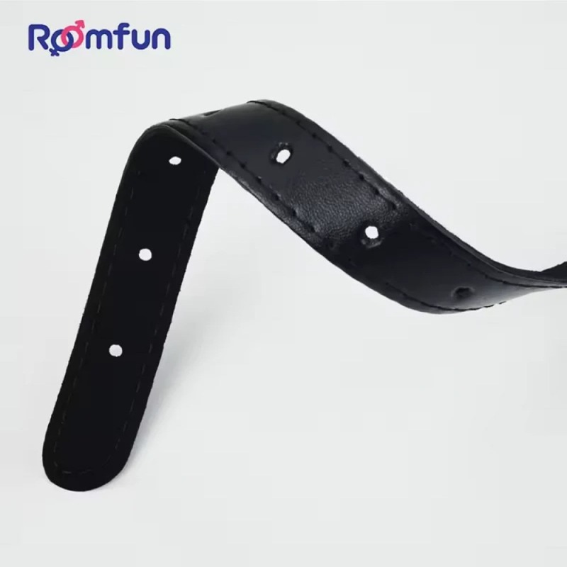 Кляп-шарик с отверстиями Roomfun с зажимами для сосков, черный-красный