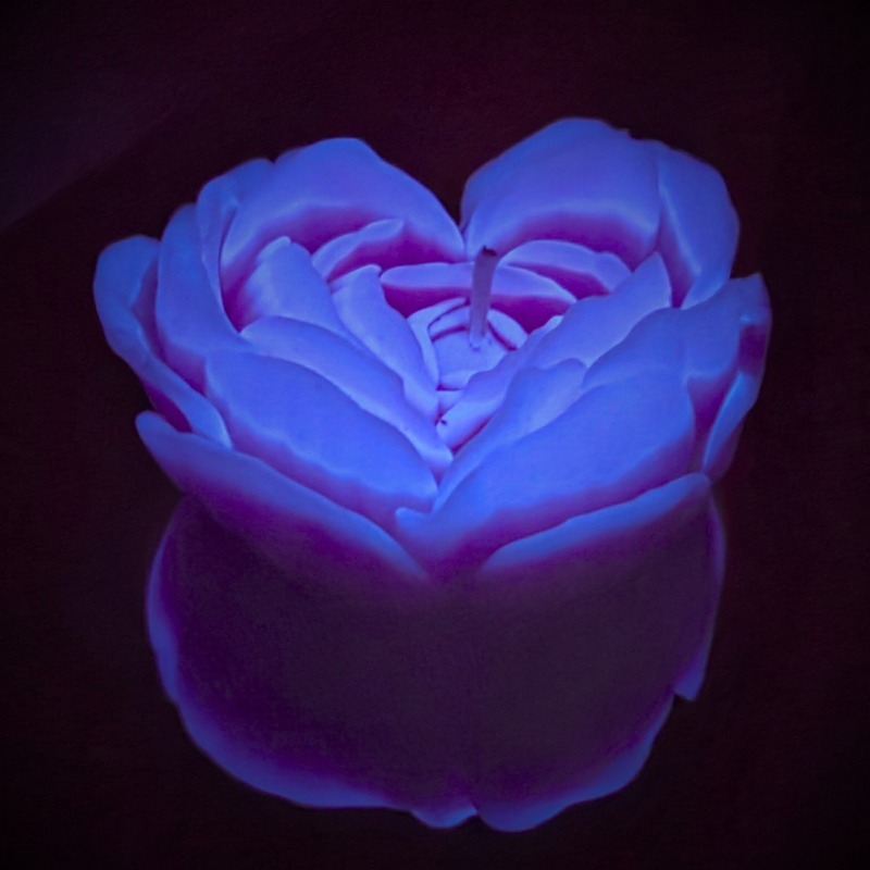 Свеча люминисцентная низкотемпературная GlowKink фиолетовая, М Свеча люминисцентная низкотемпературная GlowKink фиолетовая, М