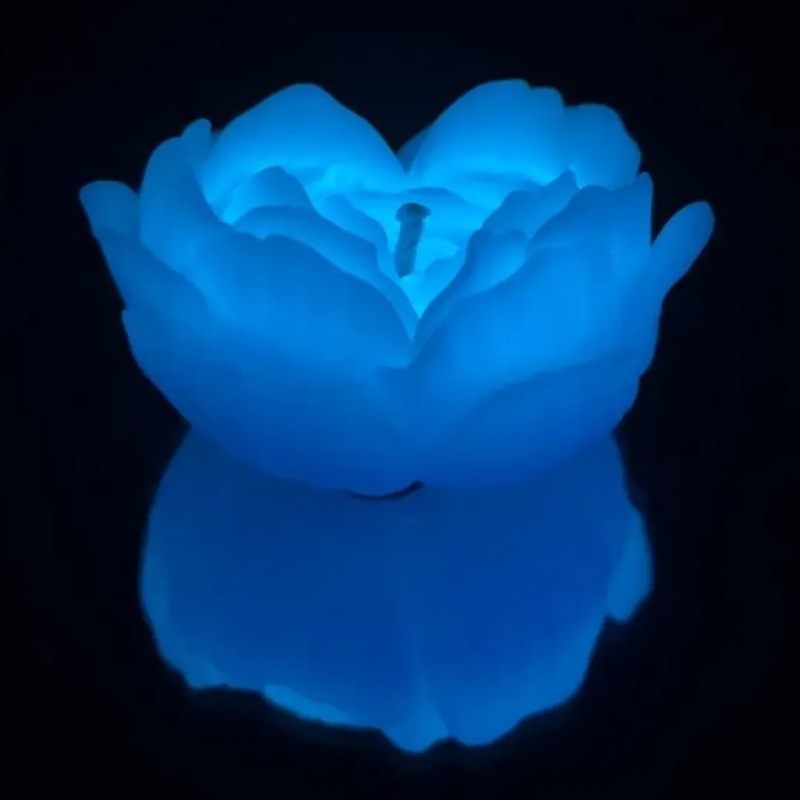 Низькотемпературна БДСМ-свічка у формі троянди GlowKink, люмінесцентна, L, 62 г, блакитна Низькотемпературна БДСМ-свічка у формі троянди GlowKink, люмінесцентна, L, 62 г, блакитна