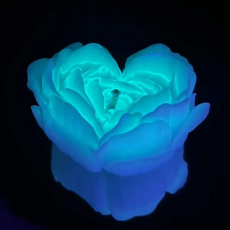 Низькотемпературна БДСМ-свічка у формі троянди GlowKink, люмінесцентна, L, 62 г, блакитна Низькотемпературна БДСМ-свічка у формі троянди GlowKink, люмінесцентна, L, 62 г, блакитна