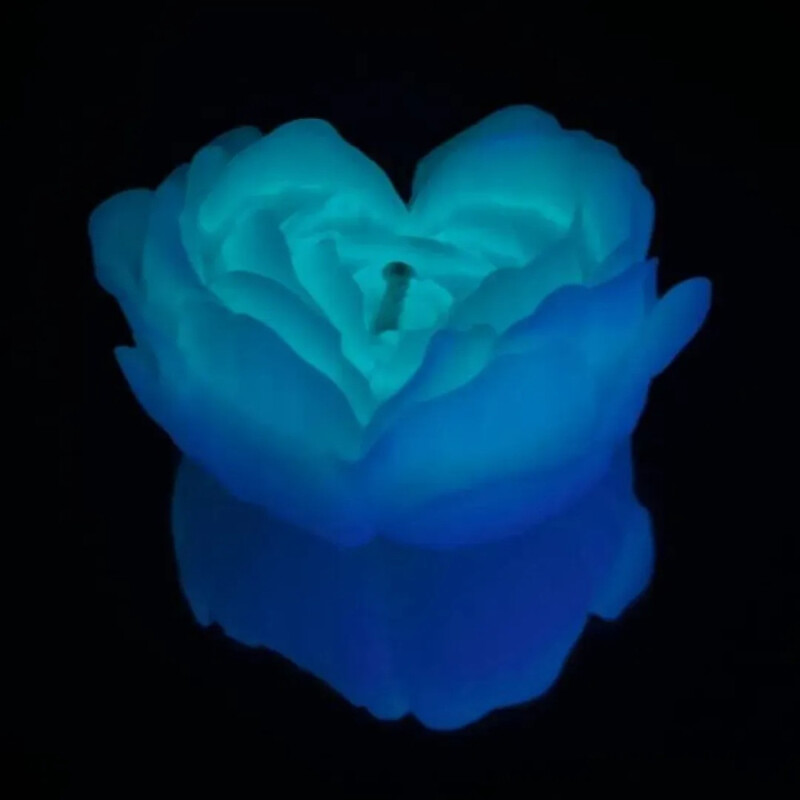 Низькотемпературна БДСМ-свічка у формі троянди GlowKink, люмінесцентна, L, 62 г, блакитна Низькотемпературна БДСМ-свічка у формі троянди GlowKink, люмінесцентна, L, 62 г, блакитна